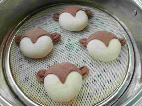 用可可面团做出头顶，耳朵，粘贴在头部两侧