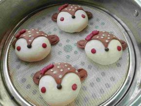 同样做出脸蛋，蝴蝶结，鼻头，头顶装饰