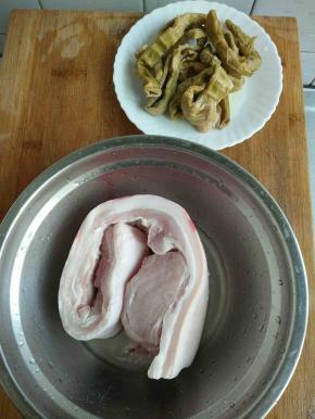 洗干净五花肉，笋干