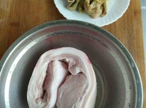 洗干净五花肉，笋干