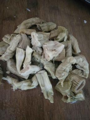 笋干泡两个小时后切块