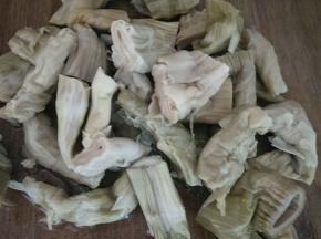 笋干泡两个小时后切块