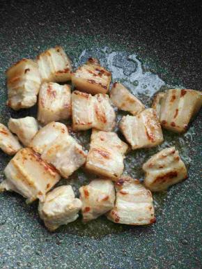 五花肉切块，锅里放少许油，两面煎黄