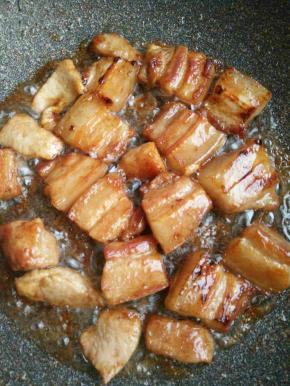 煎好后，倒入多一些的料酒去肉腥味。炒一会放入白糖和味极鲜炒炒上色。