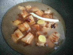 倒入开水～开水。不要倒入凉水！放几片姜片一颗葱三个八角！