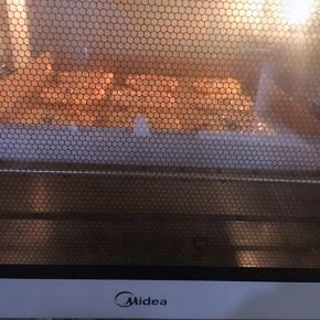 烤箱中层，170度预热，烤23分钟，上色后加盖锡纸哦