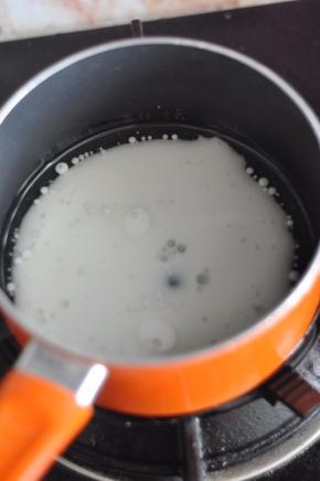 将牛奶、水、盐、色拉油混合加热。
