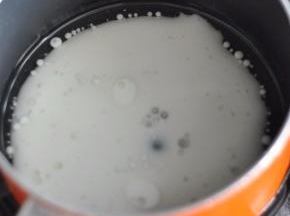 将牛奶、水、盐、色拉油混合加热。