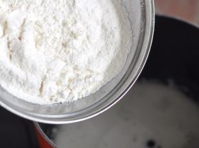 低粉过筛一遍，倒入液体中。