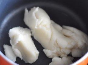 不停的搅拌，至面团全部烫熟，成团状。