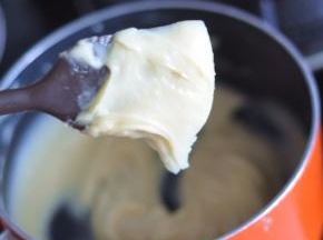 直到面糊成光滑状，拉起面糊呈倒三角状。