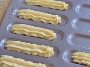 将面糊装入裱花袋中，用五齿花嘴，在烤盘上挤成长条状。200度烧烤20分钟。