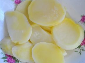 土豆切片后洗去淀粉，上锅蒸熟。