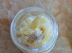 加入少许牛奶、盐、鸡精、胡椒粉，用料理机打成细腻的糊状。