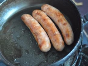 香肠下锅煎熟，切成小颗粒状。