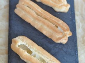 将晾凉的泡芙从中间剪去一条。