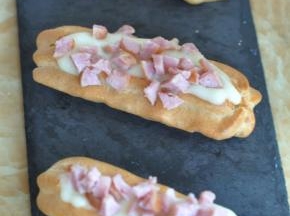 土豆泥装入裱花袋中，在中间空心处挤上土豆泥，撒上香肠粒。