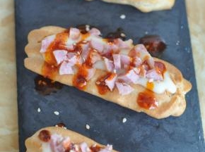 顶部淋些辣椒红油，撒上白芝麻。