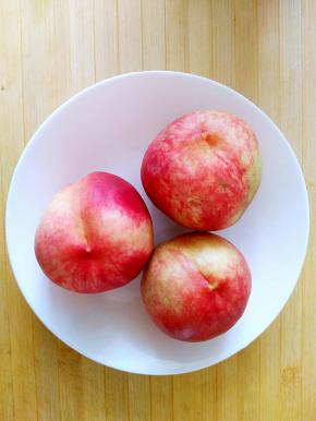 水蜜桃三个洗干净