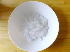 准备好冰糖，这个量完全就靠自己来掌握啦，喜欢甜的就多放点，喜欢清甜口味的就可以少放一点啊。