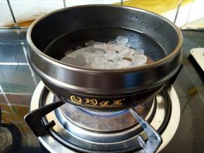砂锅加水，把冰糖倒进去。