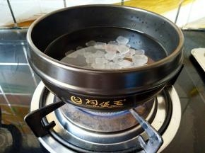 砂锅加水，把冰糖倒进去。