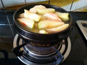 待水开了冰糖全部融化了之后把水蜜桃放进去，转小火。