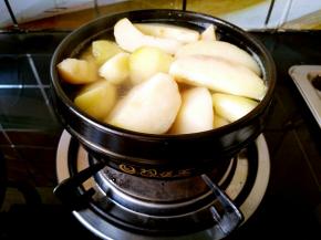 待烧开的时候，水蜜桃基本变软，撇去浮沫就可以关火了。