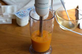 芒果丁入料理杯中，用搅拌棒打成糊糊