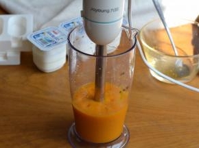 芒果丁入料理杯中，用搅拌棒打成糊糊