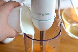 将原味酸奶倒入料理杯中，图1中出现三杯酸奶，实际我只用了两杯