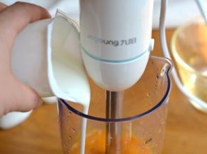 将原味酸奶倒入料理杯中，图1中出现三杯酸奶，实际我只用了两杯