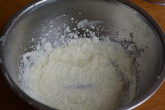 冷藏过的淡奶油用打蛋器打出纹路有些浓稠状即可