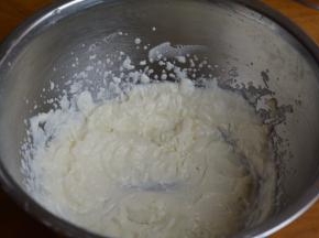 冷藏过的淡奶油用打蛋器打出纹路有些浓稠状即可