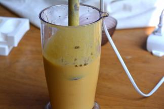 将淡奶油倒入料理杯中，再次搅打均匀，这就是冰棍糊了