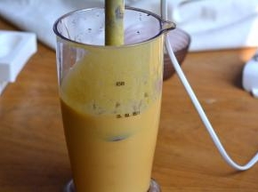 将淡奶油倒入料理杯中，再次搅打均匀，这就是冰棍糊了