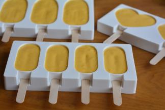 将冰棍糊倒入模具中9分满，再将小棍插入，入冰箱冰冻室