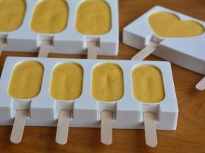 将冰棍糊倒入模具中9分满，再将小棍插入，入冰箱冰冻室