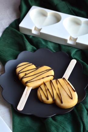 也可将融化的巧克力挤在上面做装饰