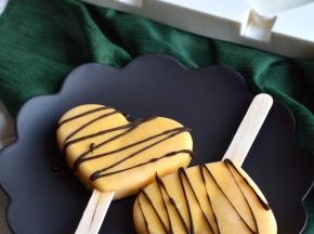 也可将融化的巧克力挤在上面做装饰