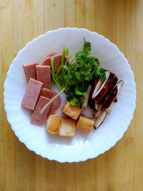 火腿切片，香菇去蒂切片。