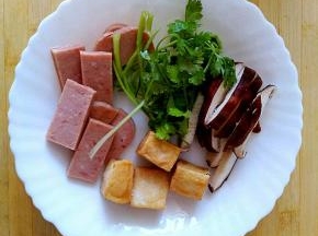火腿切片，香菇去蒂切片。