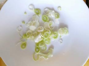 葱花切好备用