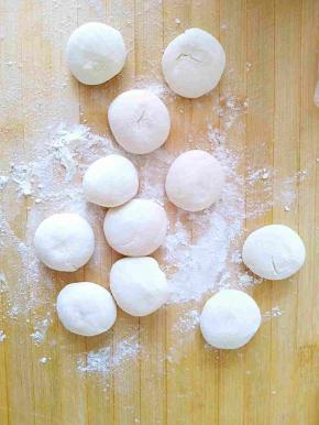 已经醒好的面，揪成包饺子一样的剂子。