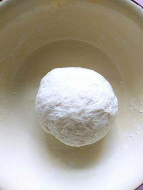 把面活好放在一旁醒面。