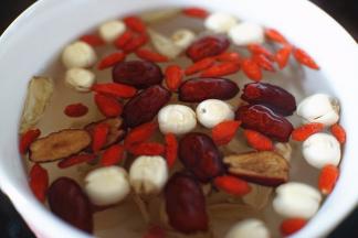 枸杞、红枣、莲子、百合洗净在水中泡发5分钟