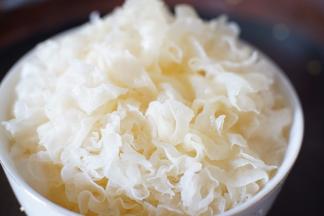 取一个鲜银耳，放在一个大碗里，用水浸泡5-10分钟