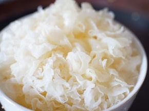 取一个鲜银耳，放在一个大碗里，用水浸泡5-10分钟