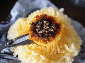 泡好的新银耳用剪刀减去根蒂黑色部分切割干净，用手将银耳捏碎，最好是每部分都能含有黄色的根部跟银耳的白色朵叶，这样做出来的银耳羹口感最佳哦！