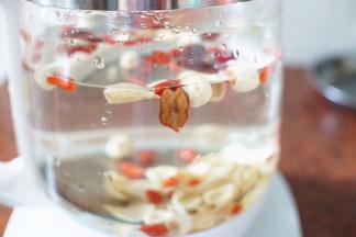 加适量的清水，然后入枸杞、红枣、莲子、百合